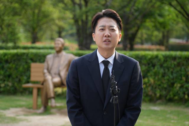 이준석 개혁신당 대선 후보가 지난 23일 경남 김해시 진영읍 봉하마을을 방문, 노무현 전 대통령 묘역을 참배한 뒤 발언하고 있다. 연합뉴스