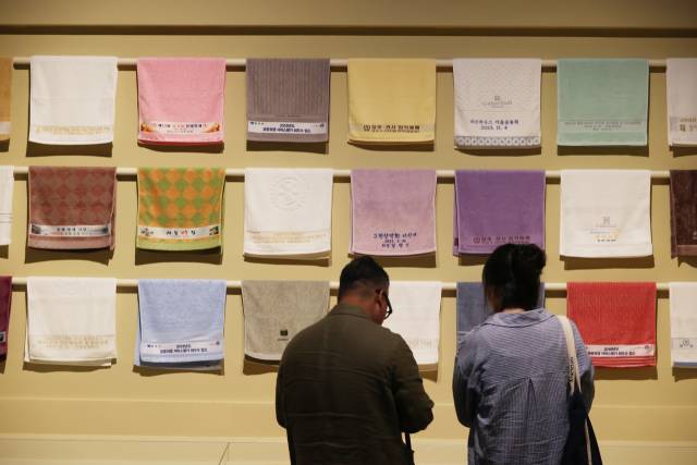 27일 ‘오늘도, 기념’ 특별전에 다양한 연도와 지역, 주제의 수건이 전시돼 있다. 연합뉴스
