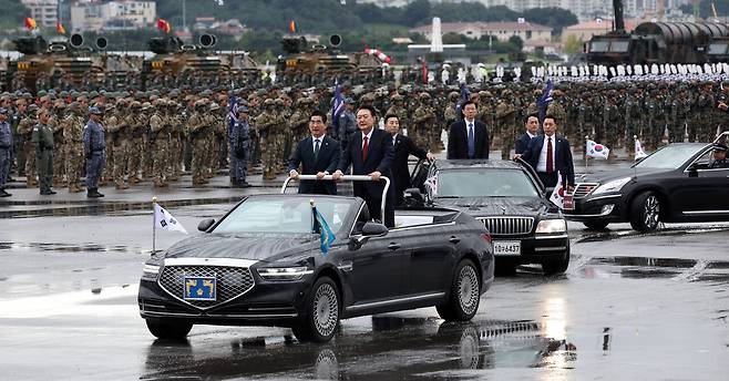 2024년 10월1일 열린 국군의날 기념식에서 윤석열이 김용현 국방부 장관과 함께 사열 차량을 타고 있다.ⓒ대통령실통신사진기자단
