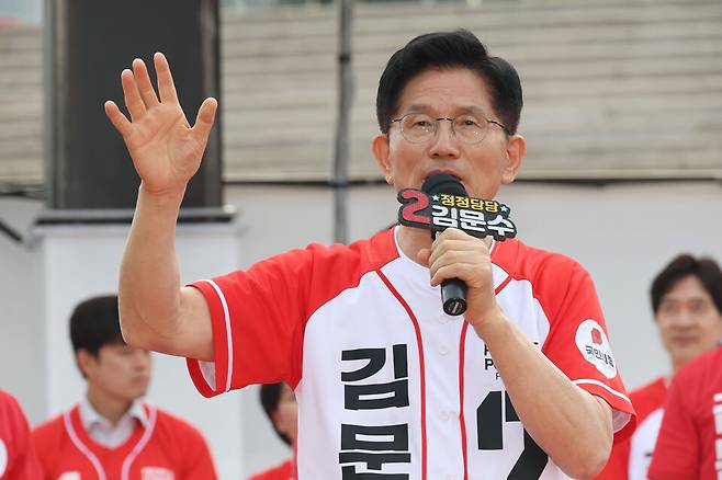 김문수 국민의힘 대선 후보가 26일 경기 용인시 용인 포은아트갤러리 광장에서 열린 집중유세에서 지지를 호소하고 있다. ⓒ공동취재