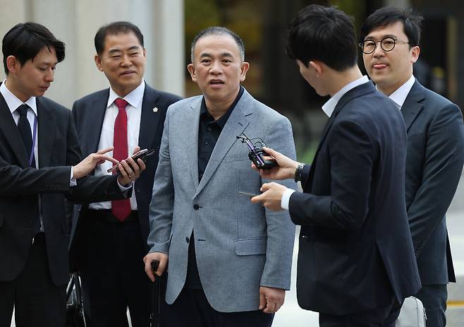&nbsp;'정치 브로커'&nbsp;명태균씨가 4월30일 공천 개입·여론조사 의혹 관련 조사를 받기 위해 서울 서초구 서울고등검찰청으로 향하며 취재진의 질문에 답변하고 있다. ⓒ연합뉴스