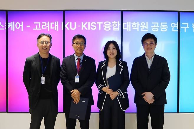 (왼쪽부터) 이정훈 교수, 임동권 교수, 솔루엠헬스케어 김지희 대표, 정석교수