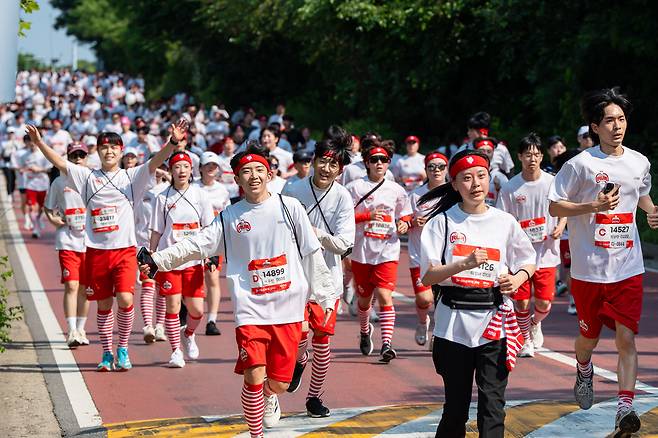 지난 25일 서울 여의도공원에서 열린 ‘무한도전 RUN with 쿠팡플레이’에서 ‘무한도전’ 도전 복장을 한 참가자들이 레이스를 펼치고 있다. 사진 쿠팡플레이
