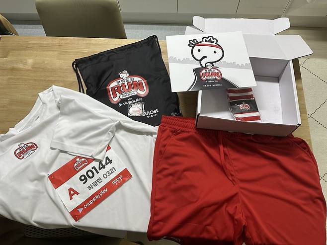 기자가 수령한 ‘무한도전 Run’ 각종 굿즈들. 사진 하경헌 기자