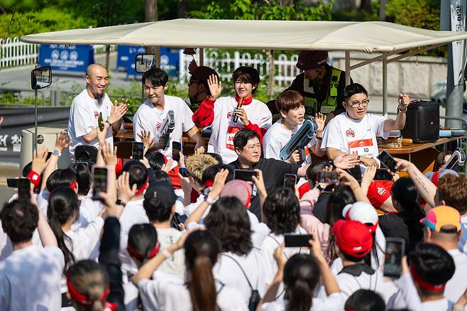 지난 25일 서울 여의도공원에서 열린 ‘무한도전 RUN with 쿠팡플레이’에서 ‘무한도전’ 멤버들이 물총으로 참가자들을 응원하고 있다. 사진 쿠팡플레이