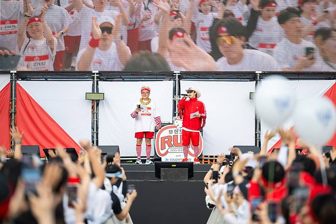 지난 25일 서울 여의도공원에서 열린 ‘무한도전 RUN with 쿠팡플레이’에서 MC 프라임(왼쪽)과 하하가 열창하고 있다. 사진 쿠팡플레이