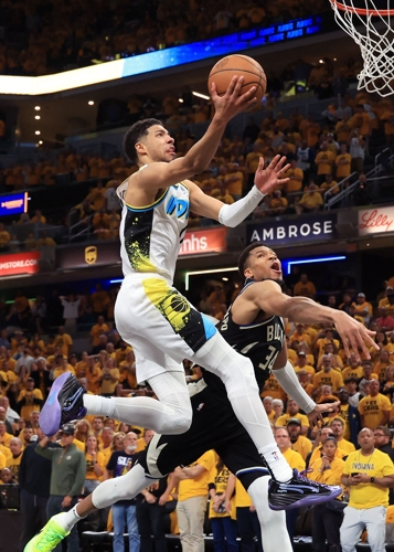 인디애나 할리버튼이 지난달 30일 밀워키전에서 종료 직전 아데토쿤보를 뚫고 레이업슛을 하고 있다. AFP연합뉴스