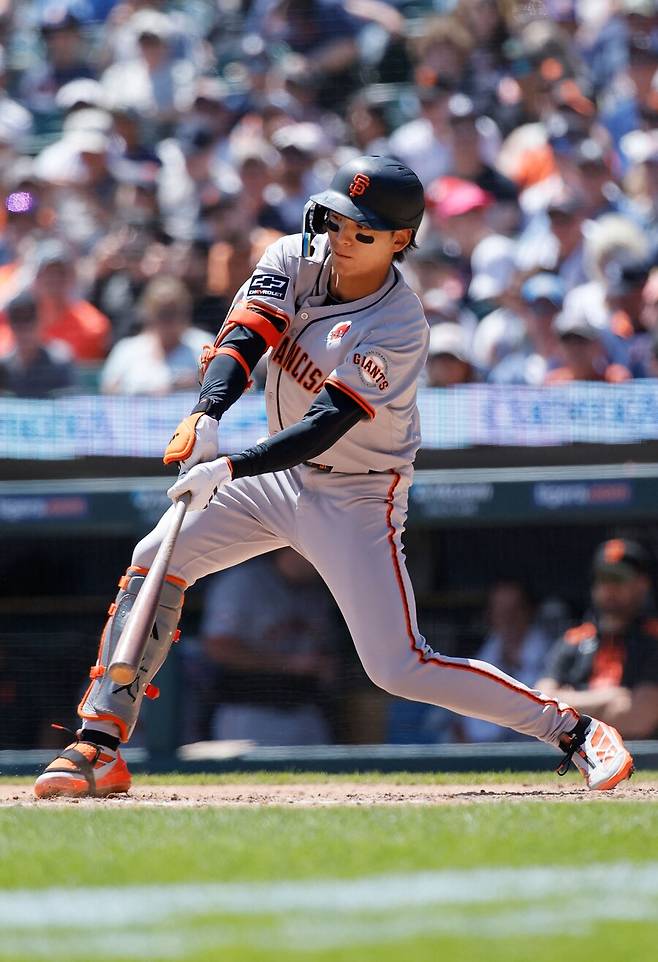 ▲ 이정후는 27일(한국시간) 미국 미국 미시간주 디트로이트 코메리카파크에서 열린 2025 메이저리그 디트로이트 타이거스와 경기에 3번 타자 중견수로 선발 출전해 4타수 2안타로 경기를 마쳤다. 스윙하는 이정후 ⓒ연합뉴스/AFP