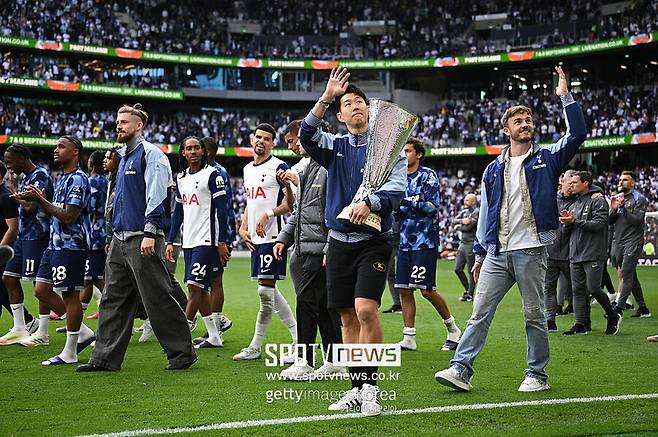 ▲ 홍명보 감독은 기존 승선했던 주요 유럽파를 재발탁했다. 최근 유럽축구연맹(UEFA) 유로파리그 우승으로 무관을 탈출한 대표팀 주장 손흥민을 변함없이 호출을 받았다. 다만 우승컵을 들며 최고의 시즌을 보낸 손흥민과 김민재의 경우 몸상태가 완벽하지 않다. 손흥민은 유로파리그 결승전을 교체로 뛰고, 프리미어리그 최종전을 결장할 만큼 아직 발 부상에서 자유롭지 않다.