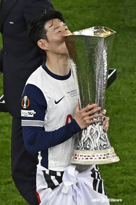 손흥민이 지난  22일(한국시간) 스페인 빌바오의 산 마메스 경기장에서 열린 토트넘 대 맨유의 '2024~2025시즌 유럽축구연맹(UEFA) 유로파리그(UEL)' 결승전에서 우승한 뒤 트로피에 입 맞추고 있다. /AFPBBNews=뉴스1