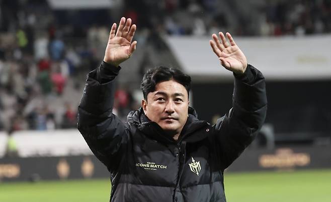 (서울=뉴스1) 김도우 기자 = 20일 오후 서울 마포구 서울월드컵경기장에서 열린 '2024 넥슨 아이콘매치' FC 스피어와 실드 유나이티드의 경기, FC 스피어 안정환이 경기를 마치고 관중을 향해 인사하고 있다. 2024.10.20/뉴스1 Copyright (C) 뉴스1. All rights reserved. 무단 전재 및 재배포, AI학습 이용 금지. /사진=(서울=뉴스1) 김도우 기자