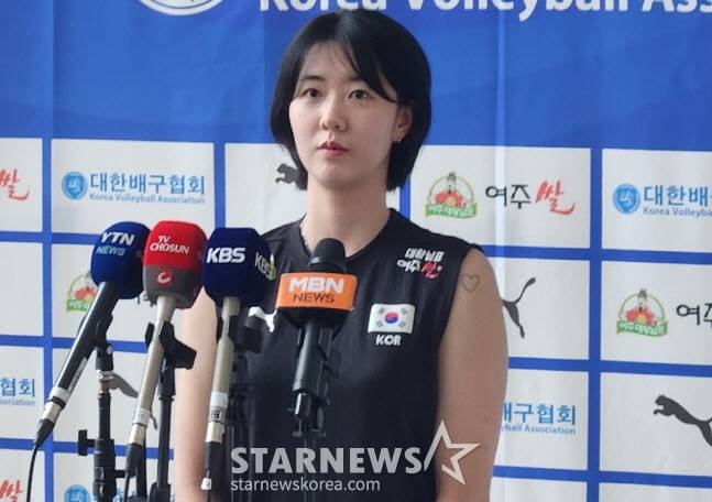 취재진과 인터뷰를 하고 있는 대표팀 주장 강소휘. /사진=안호근 기자