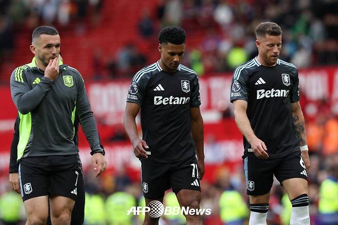 26일 맨체스터 유나이티드전 패배로 다음 시즌 유럽축구연맹(UEFA) 챔피언스리그 출전이 좌절된 뒤 아쉬워하고 있는 애스턴 빌라 선수들. /AFPBBNews=뉴스1