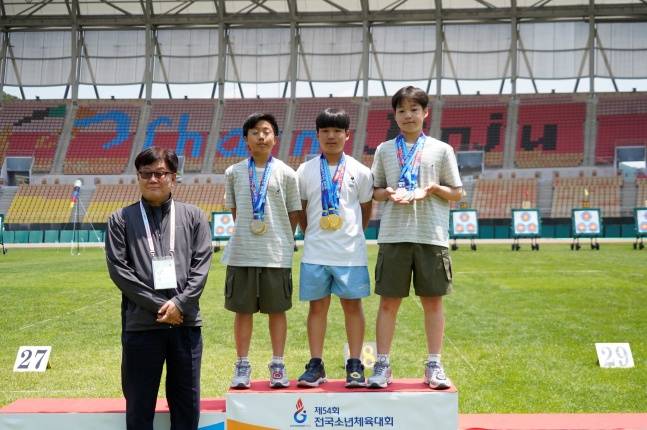 왼쪽부터 12세 이하 남자부 양가온, 신동주, 박서준. /사진=대한양궁협회 제공
