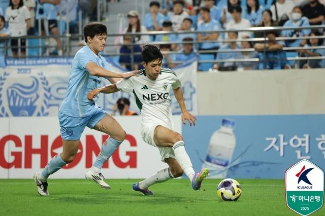 경기에 집중하는 전진우(오른쪽). /AFPBBNews=뉴스1