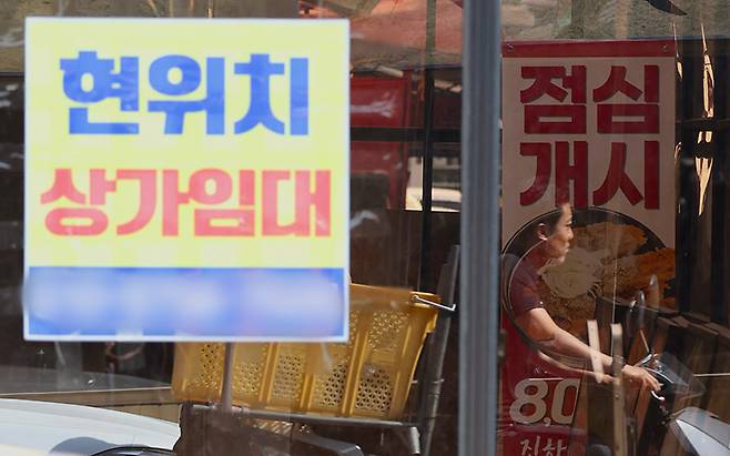 코로나19 재확산세에 국내 자영업계의 근심도 커지고 있다.[사진｜뉴시스]