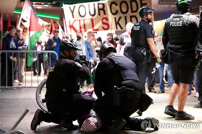 지난 19일 마이크로소프트 행사에서 시위대 제압하는 경찰 [AFP=연합뉴스. 재판매 및 DB 금지]