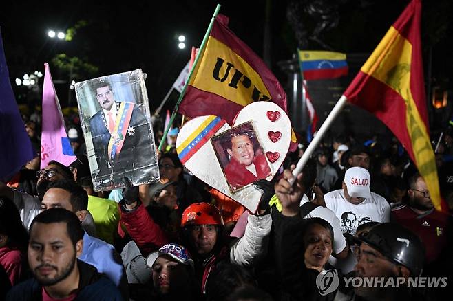 차베스와 마두로 사진 손팻말 들고 나온 베네수엘라 여당 지지자 [카라카스 AFP=연합뉴스. 재판매 및 DB 금지]