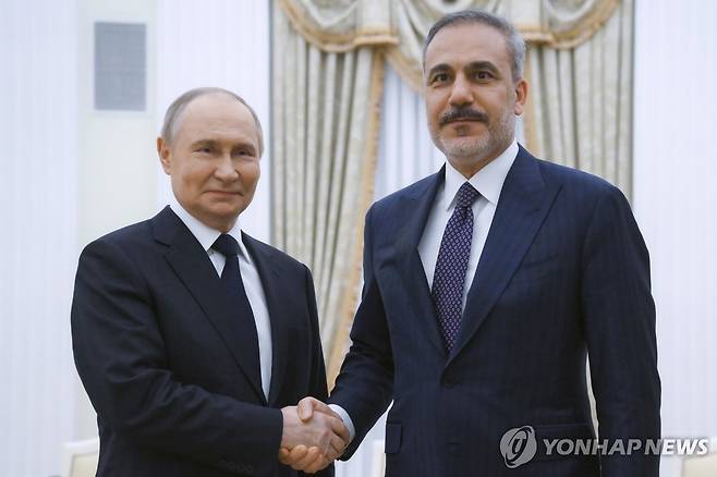 블라디미르 푸틴 러시아 대통령과 하칸 피단 튀르키예 외무장관 [AP/크렘린풀 연합뉴스. 재판매 및 DB 금지]