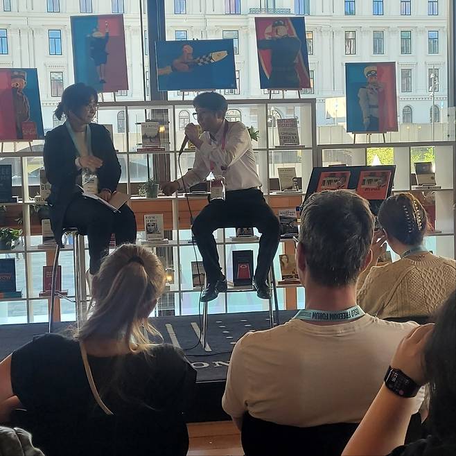 탈북화가 송벽(우), 오슬로자유포럼서 출판기념회 [주노르웨이 대사관 제공. 재판매 및 DB 금지]