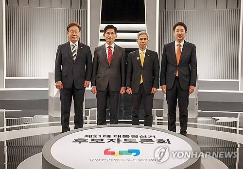 대선 2차 후보자 토론회 (서울=연합뉴스) 더불어민주당 이재명·국민의힘 김문수·민주노동당 권영국·개혁신당 이준석 대선후보가 지난 23일 서울 영등포구 여의도 KBS 스튜디오에서 열린 제21대 대선 2차 후보자 토론회 시작에 앞서 기념 촬영하기 위해 자리하고 있다. 2025.5.23 [국회사진기자단] photo@yna.co.kr