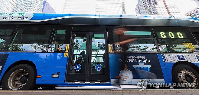 서울시 "시내버스 파업, 3일 이상 이어질 수도…총력 대응" (서울=연합뉴스) 김도훈 기자 = 서울시는 시내버스 노동조합이 예고한 대로 28일 파업에 돌입할 경우에 대비해 총력 대응에 나설 것이라고 26일 밝혔다.
    시는 파업이 최소 3일 이상 이어질 것에 대비해 지하철은 1일 총 173회를 증회 운행하는 등 지난 4월 수립해놓은 파업 대비 비상수송대책을 토대로 대응에 나설 계획이다.
    서울시버스노동조합이 속한 한국노총 전국자동차노조연맹은 오는 27일까지 임금·단체협약(임단협) 협상 합의안이 도출되지 않으면 28일 첫차부터 전국 동시 파업에 돌입하겠다고 예고한 바 있다.
    26일 서울 영등포구 여의도버스환승센터에서 시민이 탑승을 위해 이동하고 있다. 2025.5.26 superdoo82@yna.co.kr