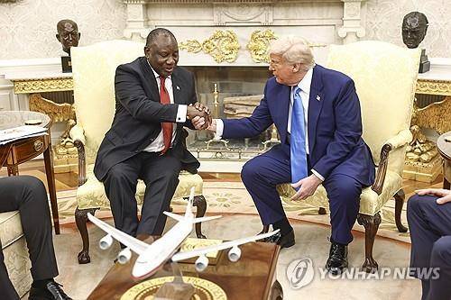 악수하는 시릴 라마포사 남아프리카공화국 대통령과 도널드 트럼프 미국 대통령 [EPA 연합뉴스 자료사진. 재판매 및 DB 금지]