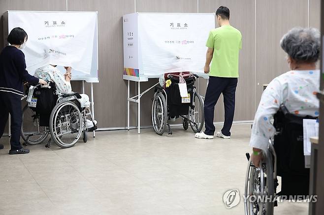 '대구서 거소투표 실시' (대구=연합뉴스) 박세진 기자 = 27일 대구 중구 재활전문치료 의료기관인 남산병원에서 제21대 대통령선거 거소투표가 진행되고 있다. 2025.5.27 psjpsj@yna.co.kr