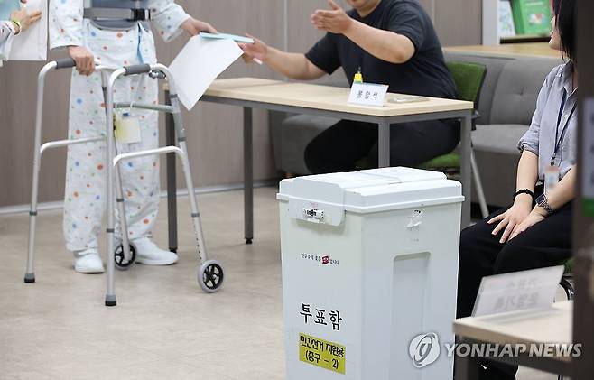 '거동 불편해도 소중한 한표 행사' (대구=연합뉴스) 박세진 기자 = 27일 대구 중구 재활전문치료 의료기관인 남산병원에서 제21대 대통령선거 거소투표가 진행되고 있다. 2025.5.27 psjpsj@yna.co.kr