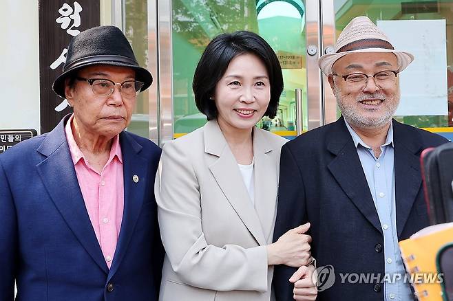 소록도 찾은 김혜경 여사 (고흥=연합뉴스) 정다움 기자 = 27일 오전 전남 고흥군 소록도에서 더불어민주당 이재명 대선 후보의 배우자 김혜경 여사가 소록도 주민들과 사진을 찍고 있다. 2025.5.27 daum@yna.co.kr