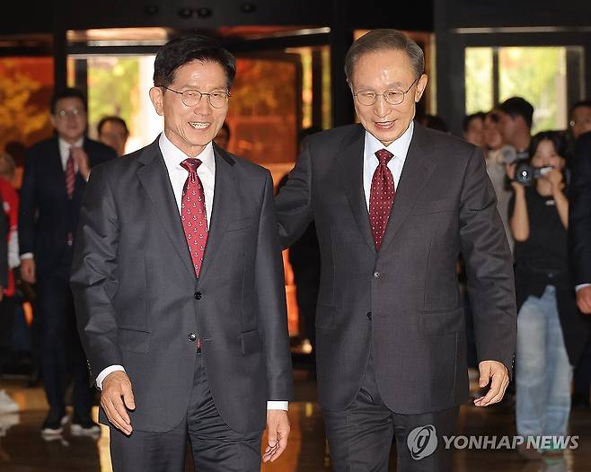 김문수 후보-이명박 전 대통령 오찬 회동 (서울=연합뉴스) 류영석 기자 = 국민의힘 김문수 대선 후보와 이명박 전 대통령이 27일 서울 여의도 켄싱턴호텔에서 만나 오찬을 위해 이동하고 있다. 2025.5.27 ondol@yna.co.kr