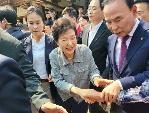 지지자와 인사하는 박근혜 전 대통령 [촬영 박병기]