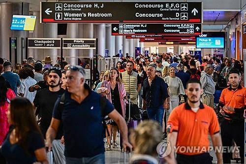 미국 마이애미 공항의 여행객들 [AFP=연합뉴스 자료사진]