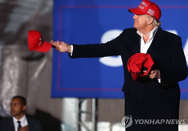 지지자들에게 '마가' 모자를 나눠주는 도널드 트럼프 대통령 [AFP 연합뉴스 자료사진]
