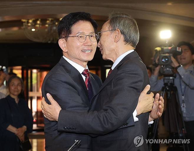 오찬 회동 만나 포옹하는 김문수 후보-이명박 전 대통령 (서울=연합뉴스) 류영석 기자 = 국민의힘 김문수 대선 후보와 이명박 전 대통령이 27일 서울 여의도 켄싱턴호텔에서 만나 포옹을 하고 있다. 2025.5.27 ondol@yna.co.kr