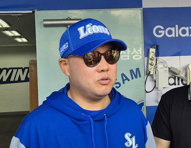 인터뷰하는 삼성 라이온즈 박진만 감독 (대구=연합뉴스) 김경윤 기자 = 박진만 삼성 라이온즈 감독이 27일 대구삼성라이온즈파크에서 열리는 2025 프로야구 롯데 자이언츠와 홈 경기를 앞두고 취재진과 인터뷰하고 있다. 2025.5.27. cycle@yna.co.kr