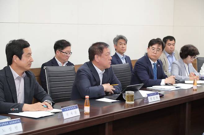 춘천시 관계자들이 단전 위기에 몰린 호텔 관계자 등과 간담회를 하고 있다.  [춘천시 제공.재판매 및 DB 금지]