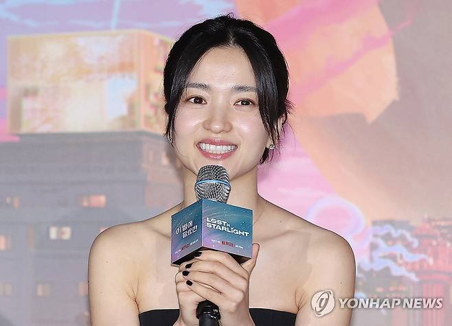 인사말하는 김태리 (서울=연합뉴스) 이재희 기자 = 배우 김태리가 27일 서울 광진구 롯데시네마 건대입구점에서 열린 넷플릭스 애니메이션 '이 별에 필요한' 시사 간담회에서 인사말을 하고 있다. 2025.5.27 scape@yna.co.kr