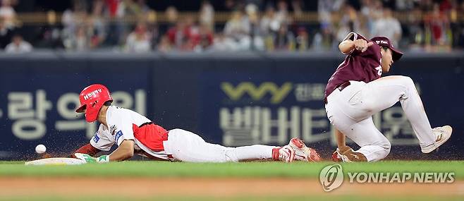 김도영, 도루하며 허벅지 부상 (광주=연합뉴스) 조남수 기자 = 27일 광주기아챔피언스필드에서 열린 프로야구 키움 히어로즈와 KIA 타이거즈의 경기. KIA 김도영이 5회말 2사에서 2루도루에 성공하고 있다. 오른쪽 허벅지에 이상을 느낀 김도영은 대주자로 교체됐다. 2025.5.27 iso64@yna.co.kr