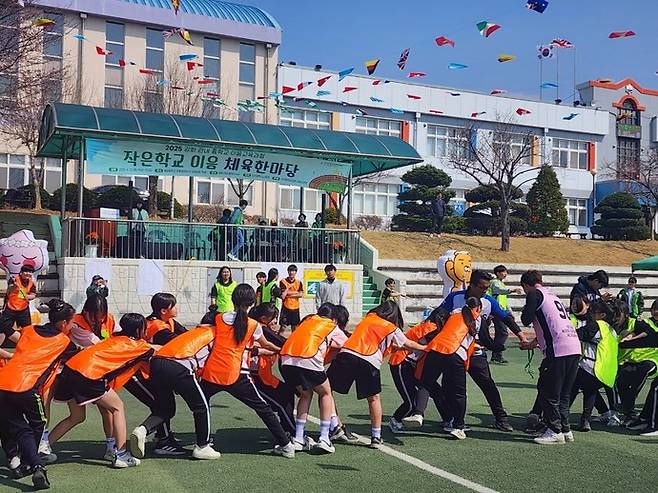 지난 4월 인천 강화군 동광중학교에서 지역 내 6개 중학교 학생 218명이 참여한 가운데 열린 '2025 강화 작은학교 이음체육한마당' 모습. 사진=인천교육청