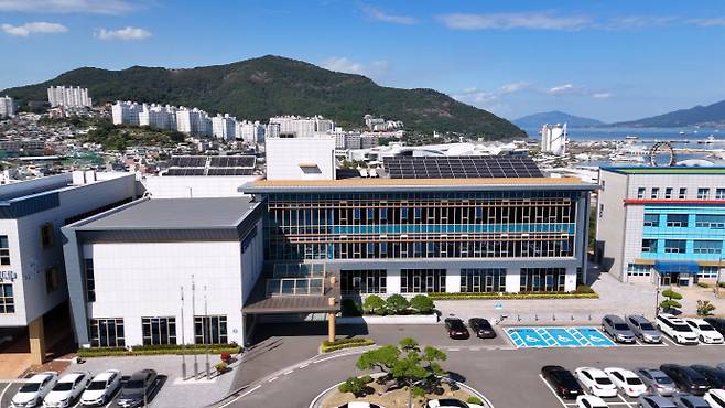 여수교육지원청은 과대·과밀학교 운영 및 원거리 통학문제를 해결하기 위해 '여수시 중학교 학교군 및 중학구를 개편 TF'를 최근 구성한 가운데 28일 제1차 협의회를 개최했다. /여수교육지원청 제공