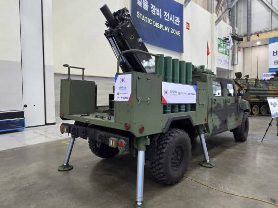 SNT다이내믹스가 부산 벡스코에서 열리는 국제해양방위산업전에서 선 보이일 '소형전술차량 탑재형 120mm 박격포체계'(사진)