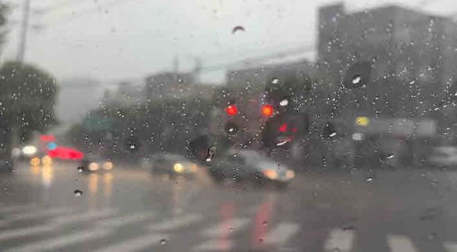 28일 오후 6시 30분쯤 대구에 내린 집중호우로 대구 시민들이 불편을 겪었다. /독자 제공