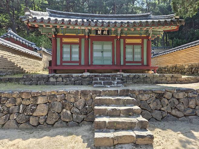 경각은 이언적의 저술과 관련 기록, 유생들의 학문 흔적이 고요히 보존되어 있다.