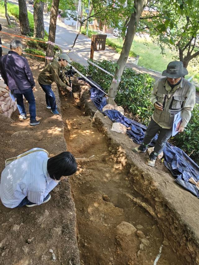 부산박물관 조사연구팀은 금감공원내 온천 요지 시굴 조사에서 고려청자를 생산하는 가마터를 발굴했다. 사진은 가마터를 살펴보는 연구원들. 김효정 기자