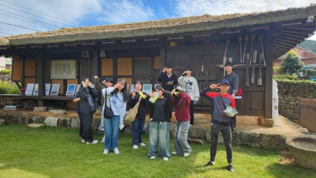 거제 동부중학교 학생들이 찾은 청마생가.