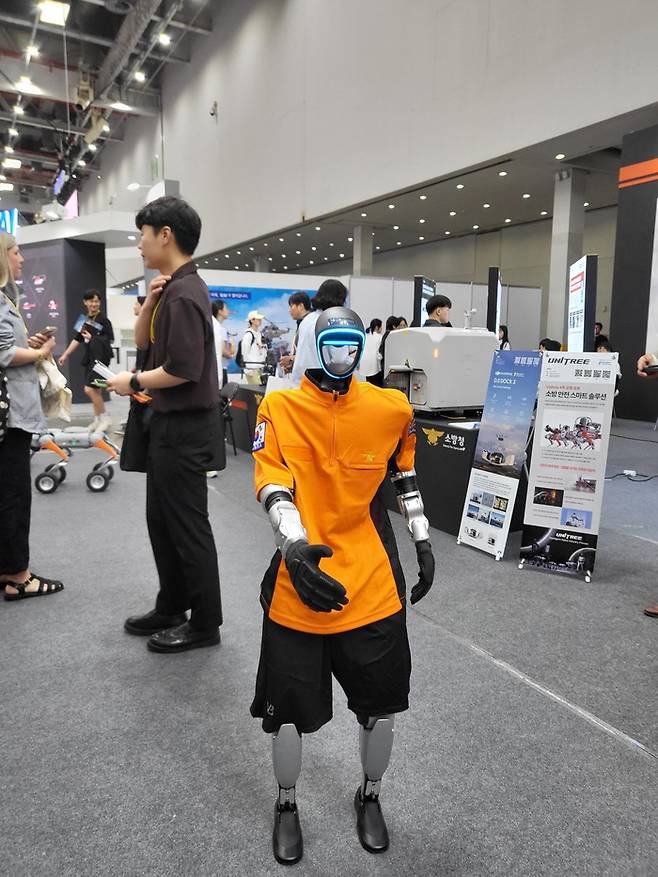 28일 대구 엑스코에서 개막한 '2025 국제소방안전박람회' 전시장내 소방청 부스에서 휴머노이드 로봇이 영남일보 취재진에게 손을 내밀고 있다. 이승엽기자sylee@yeongnam.com