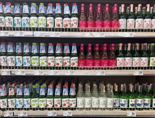 필리핀 마닐라 한 대형마트의 소주 매대에 진열된 한국 소주./사진=윤서영 기자 sy@