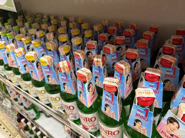 하이트진로가 수출하고 있는 '진로 소주'./사진=윤서영 기자 sy@