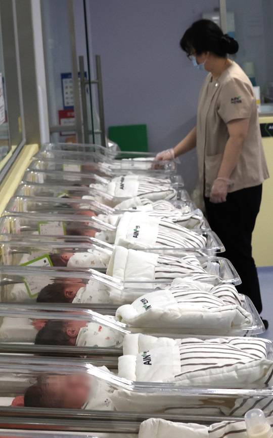지난 2월 26일 인천 미추홀구 한 병원 신생아실에서 간호사가 신생아들을 돌보고 있다. 사진=뉴시스